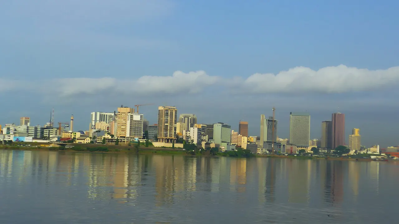 Les tours du Plateau d’Abidjan vues depuis la lagune Ébrié