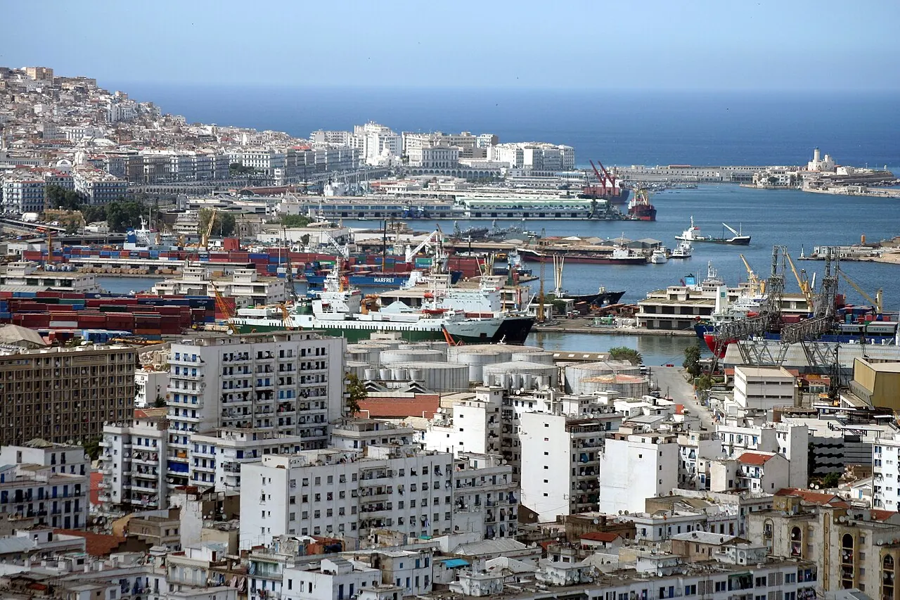 Alger la Blanche et son port, face à la Méditerranée