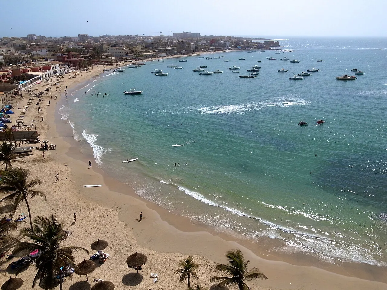 La baie de Ngor à Dakar, plage et pirogues